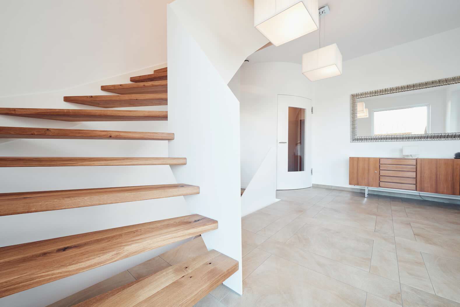 лестница из дуба с белой балюстрадой