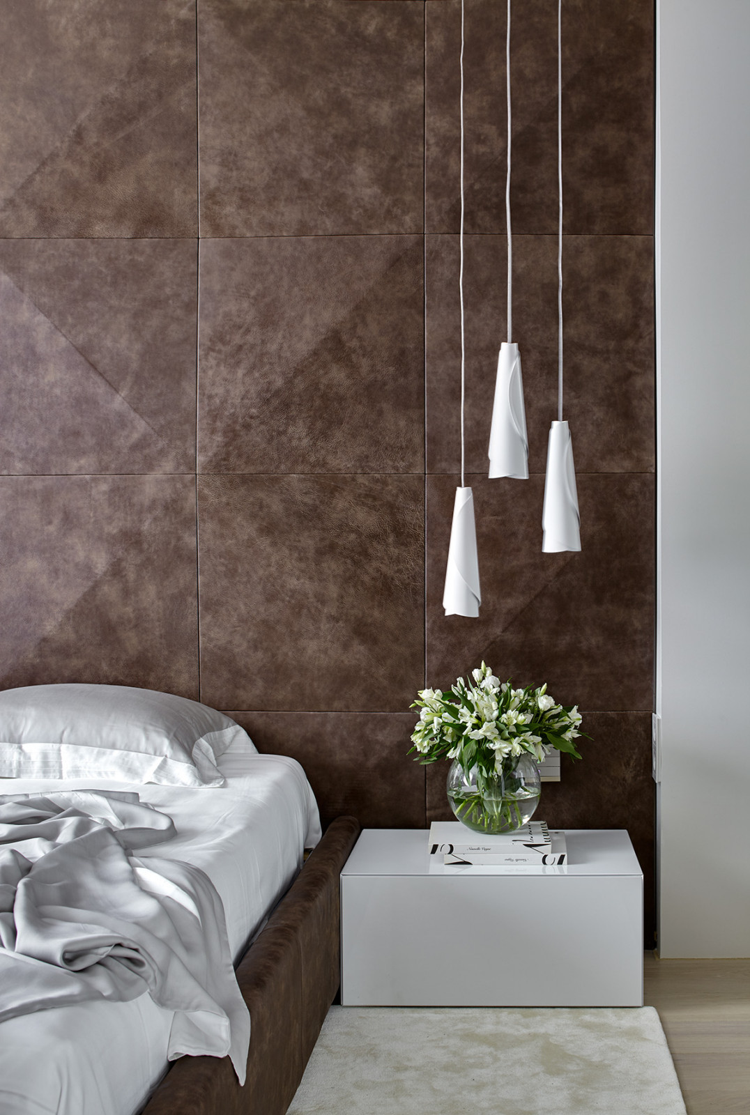 Houzz тур: Семейный интерьер с зеркалами, камнем и техно-облаком