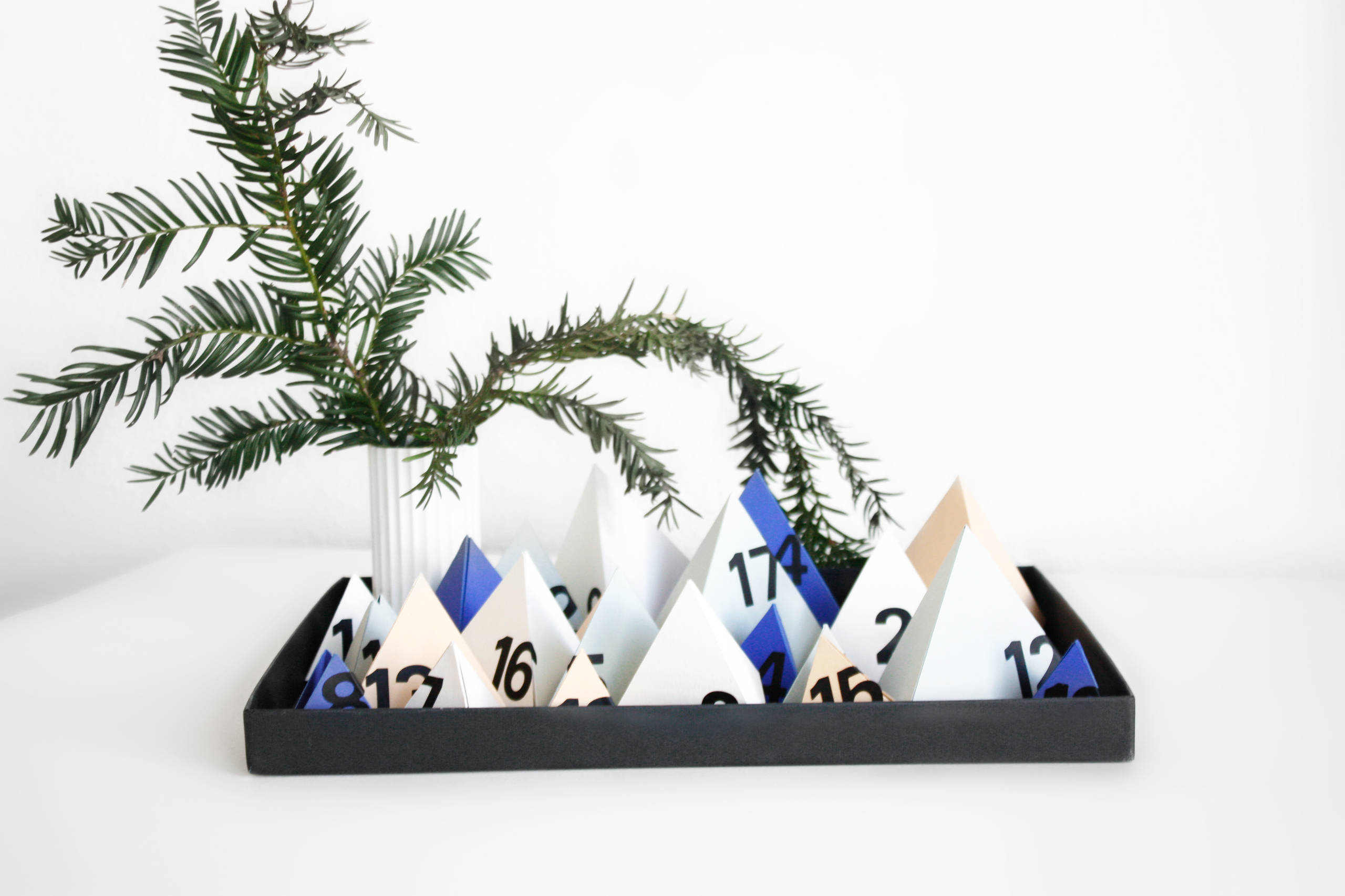 Фотоохота: Ёлки из бумаги, которые можно сделать за час