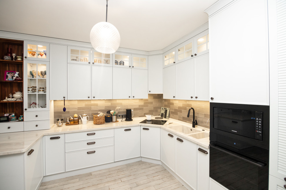 Светлая кухня с деревянными элементами