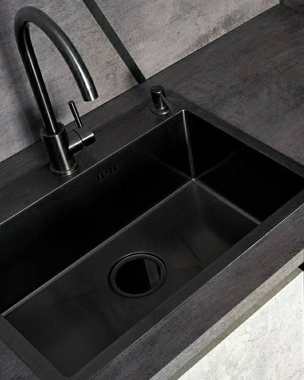 Дизайнерская угловая кухня серого цвета в стиле лофт с барной стойкой