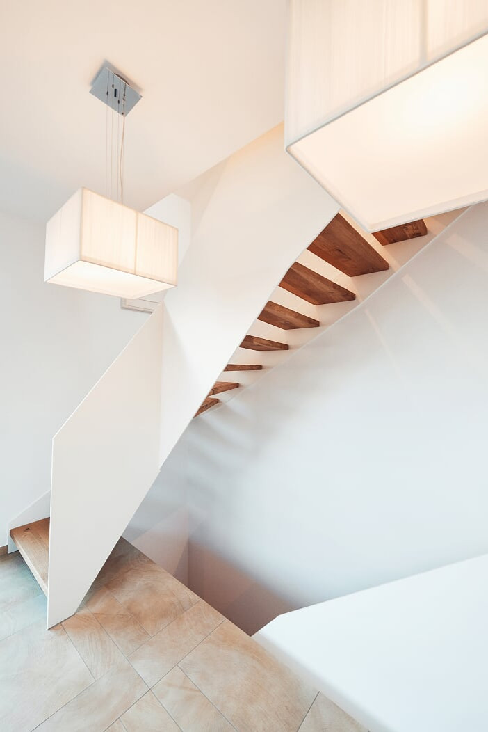 лестница из дуба с белой балюстрадой