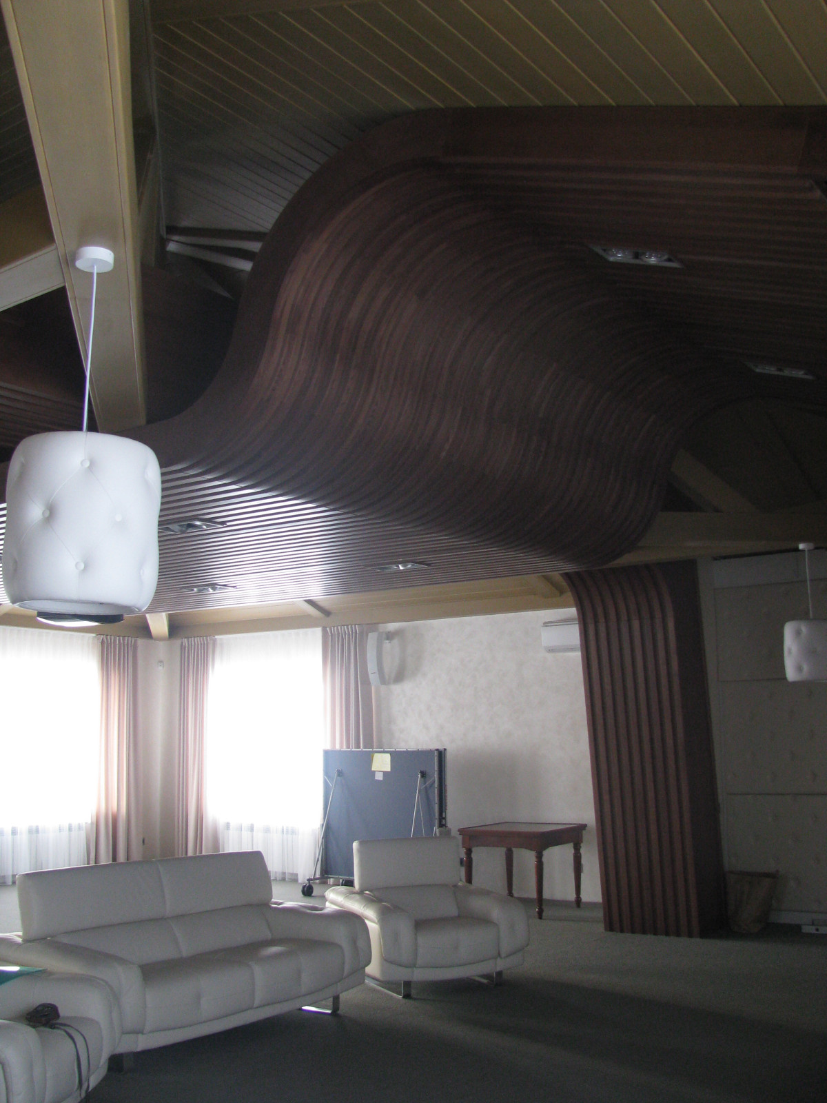 Декоративный потолок из массива дерева.