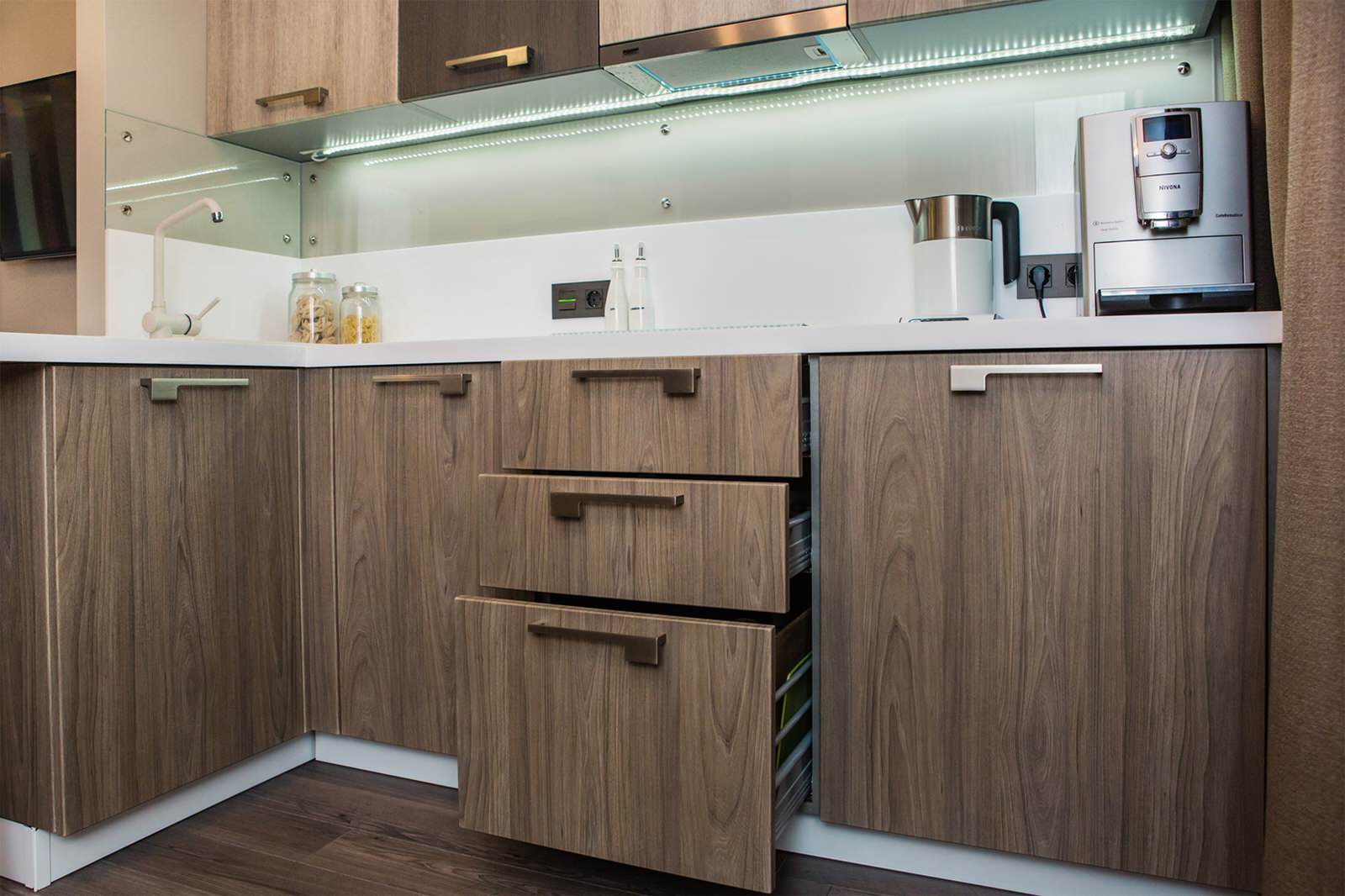 Эмма с барной стойкой