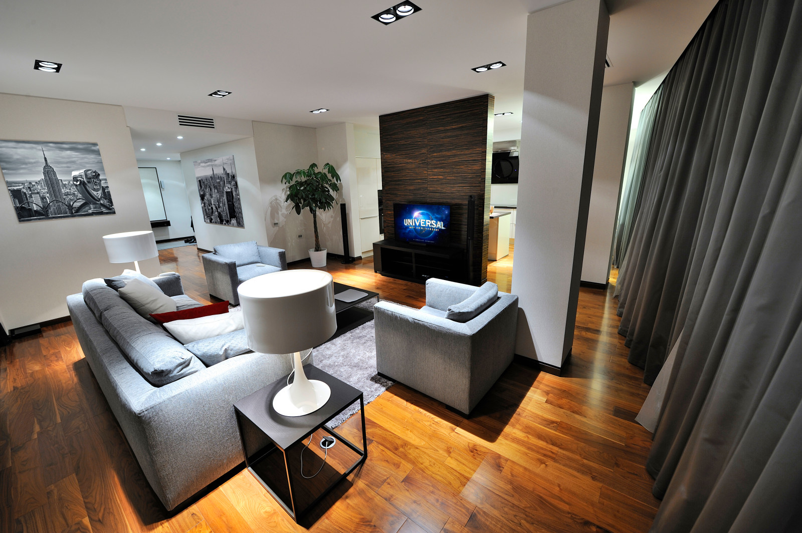 В центре большого города