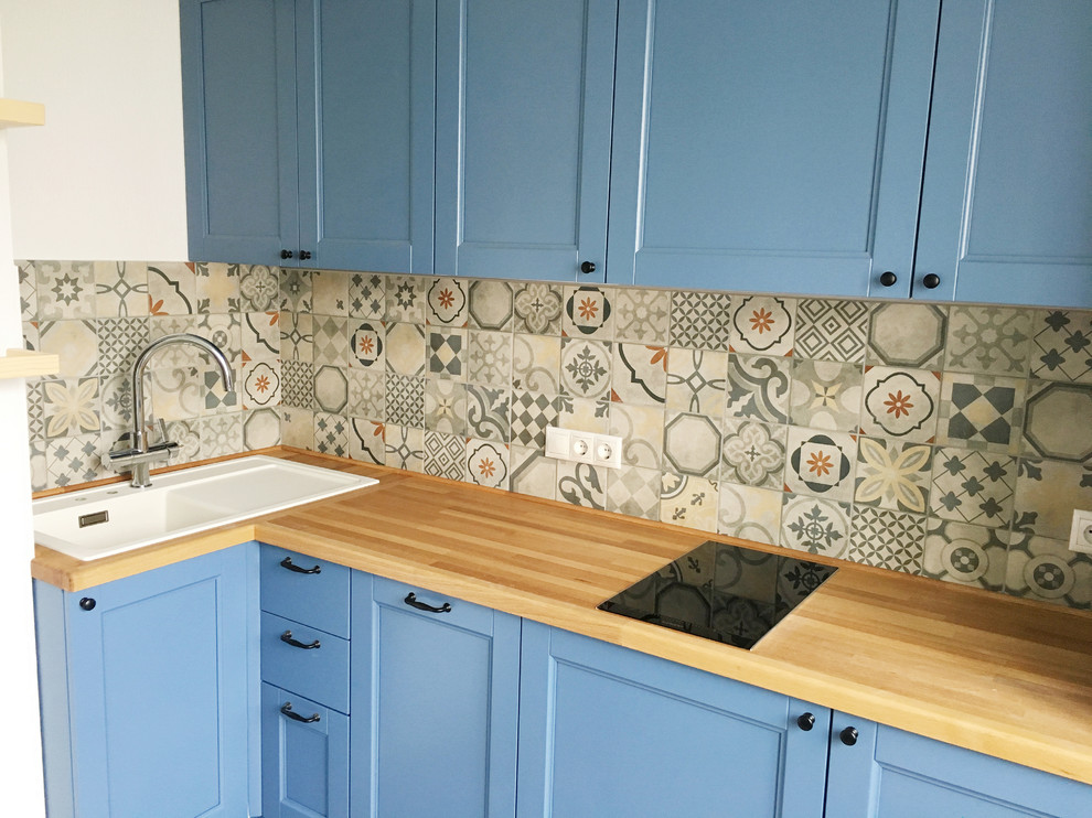 Яркая голубая кухня из бука
