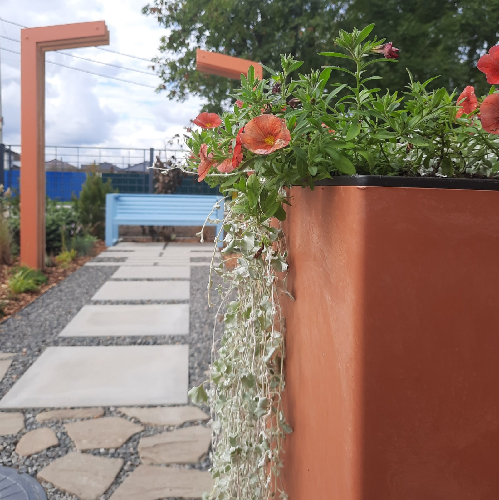 Сад с голубой скамьёй