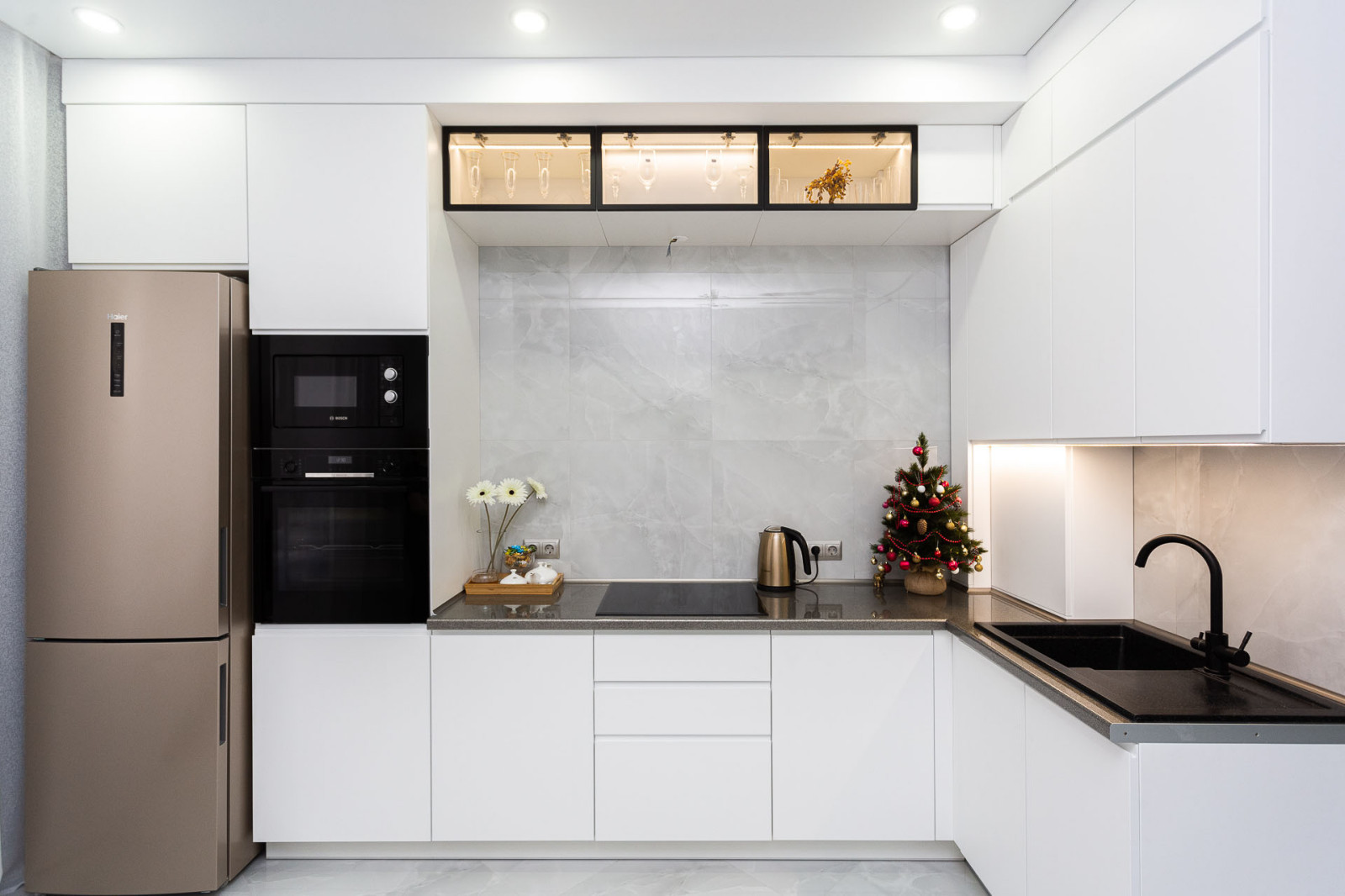 Кухня белая в современном стиле с витринами