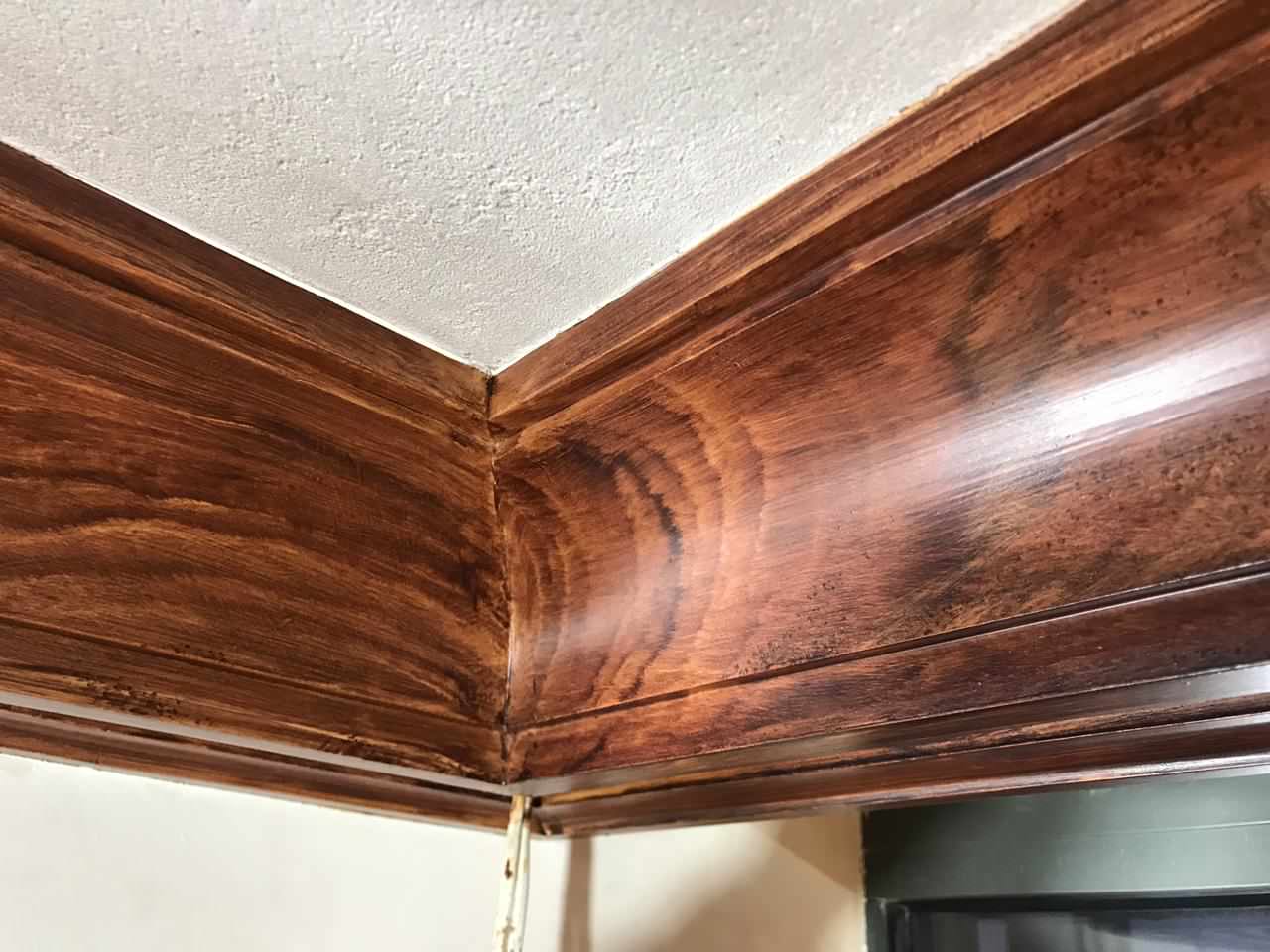 Разделка под орех гипсовых кессонов на потолке.