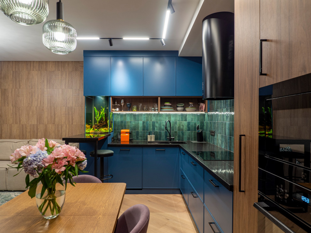 Кухня в современном стиле со встроенным аквариумом