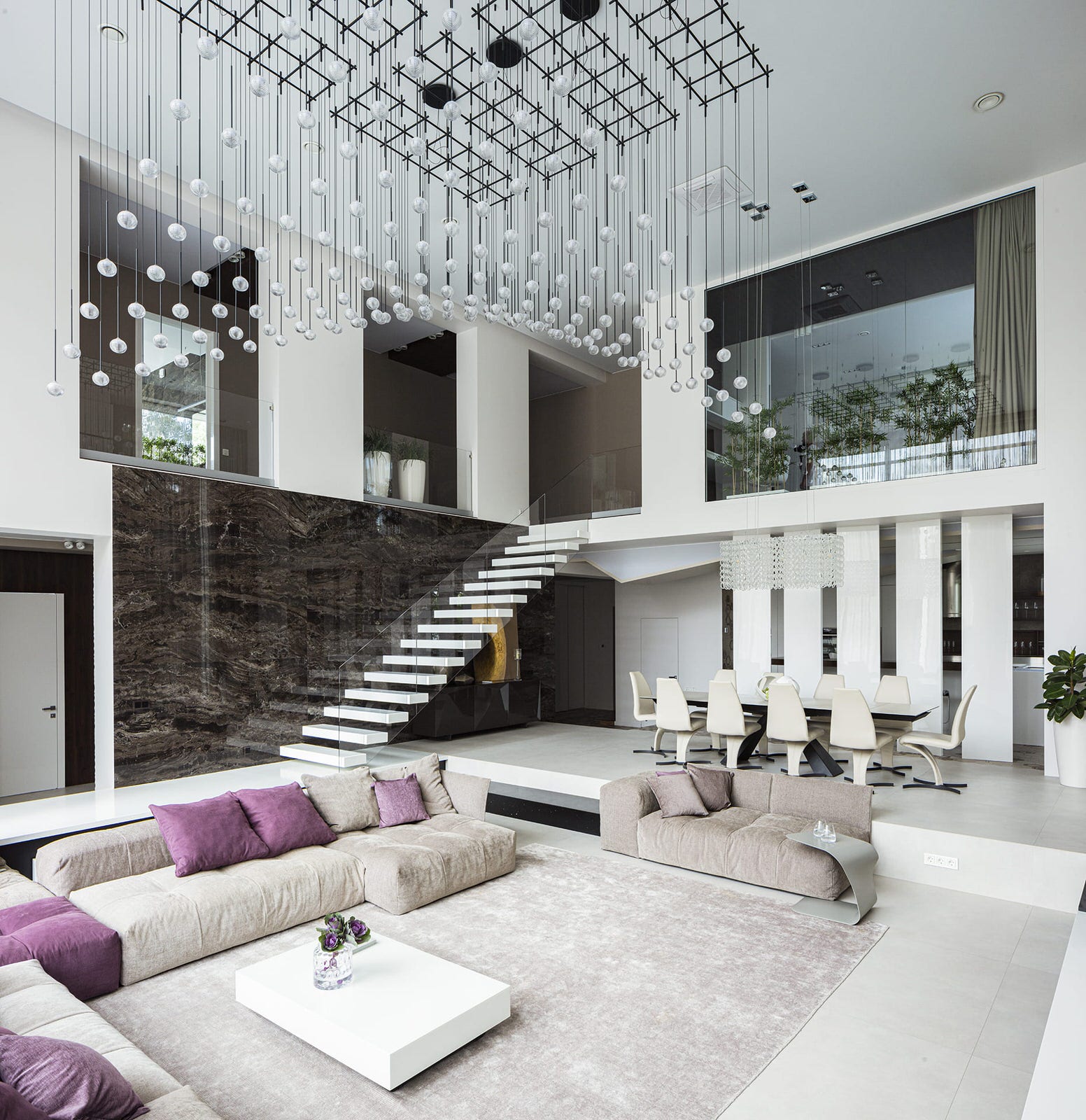 Большой красивый белый дом