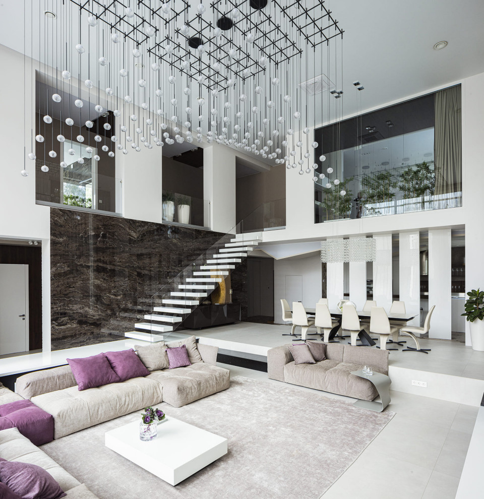 Большой красивый белый дом