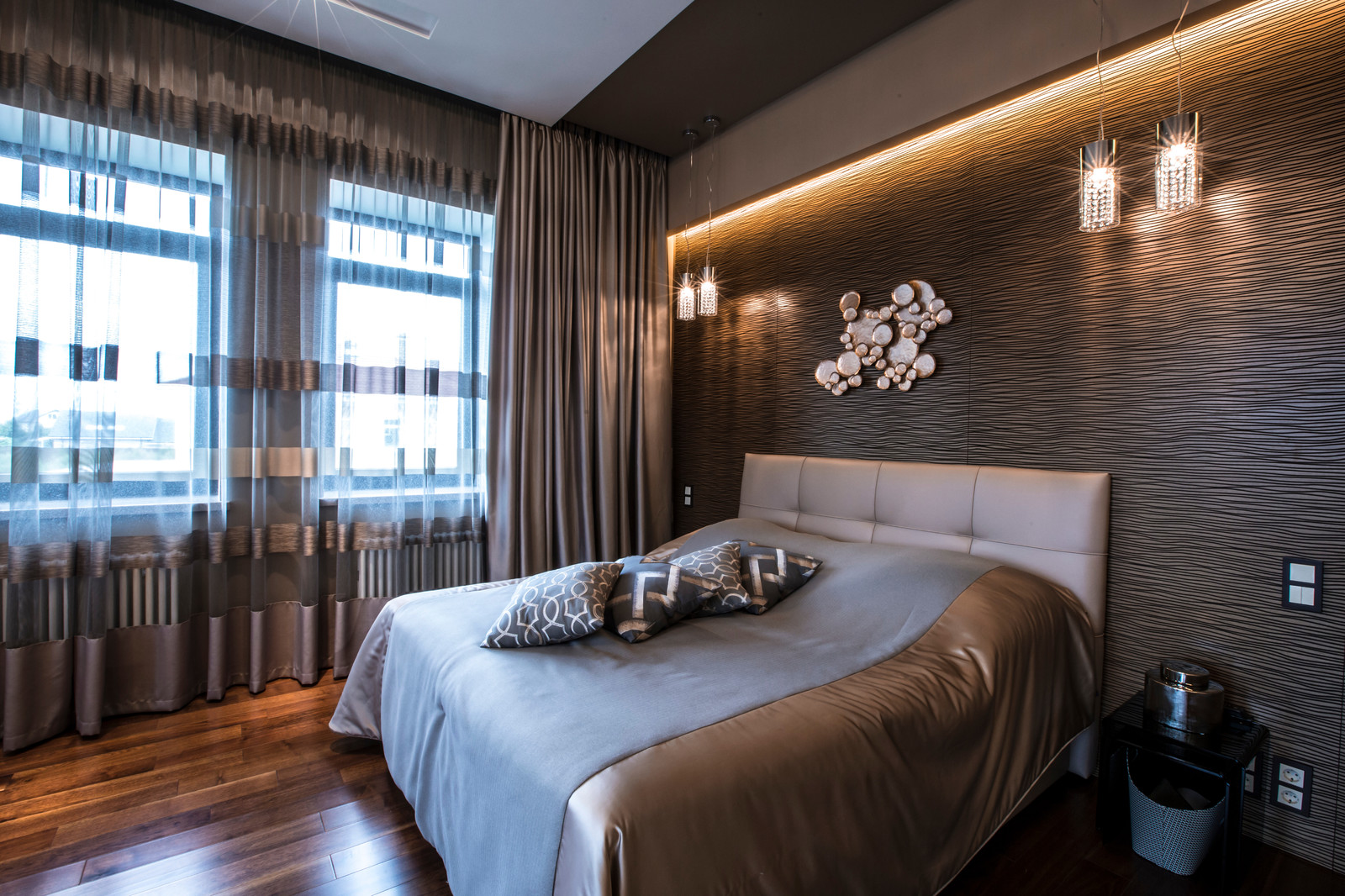 Дом с камином в бежевой гамме