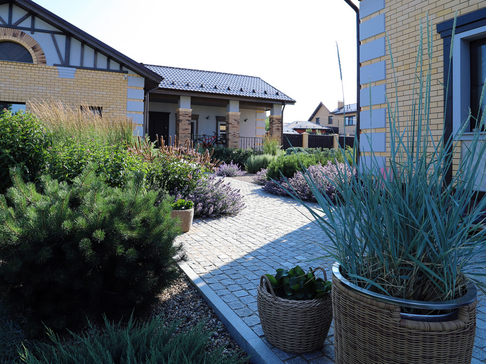 Элимус песчаный в плетеных корзинах и другие сизоватые и серебристые растения