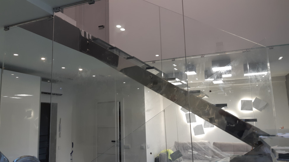 Обложка проекта: стеклянная лестница