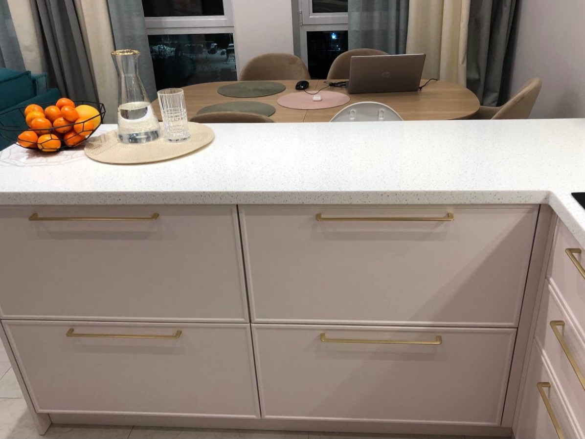 Нежная кухня в пудровых оттенках