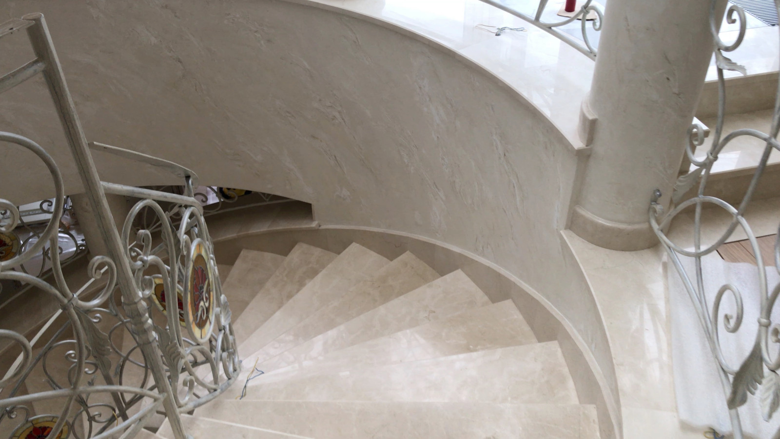 Обложка проекта: Винтовая лестница из мрамора Крема Марфил