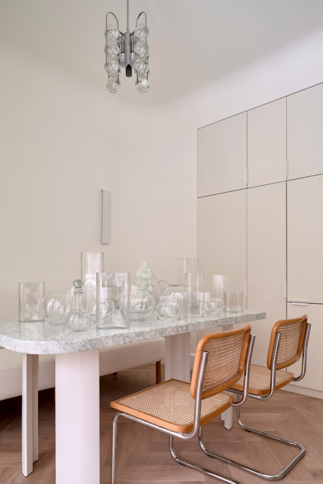 Стекло и неон: квартира в Подмосковье