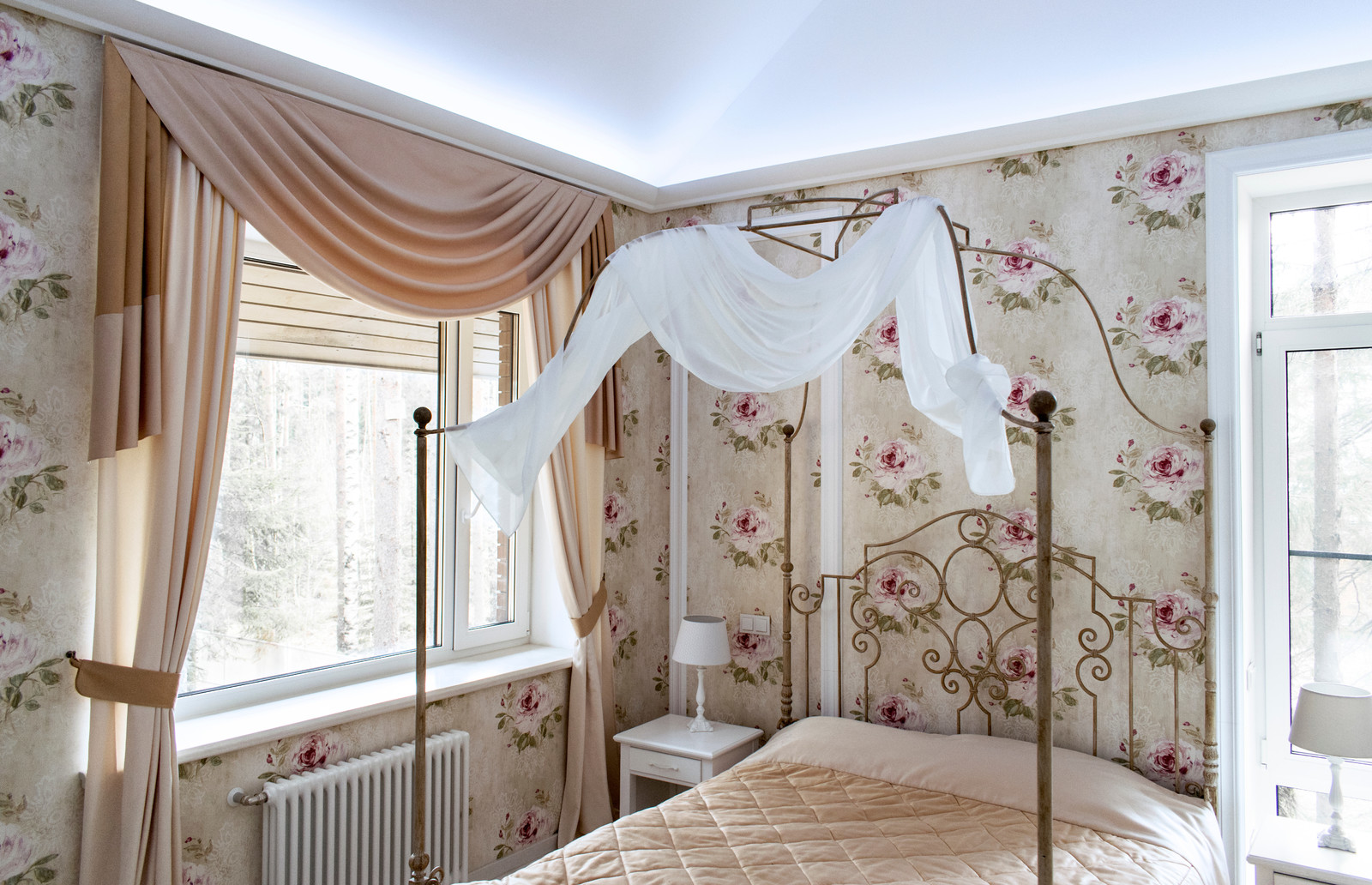 Спальня в светлых тонах.