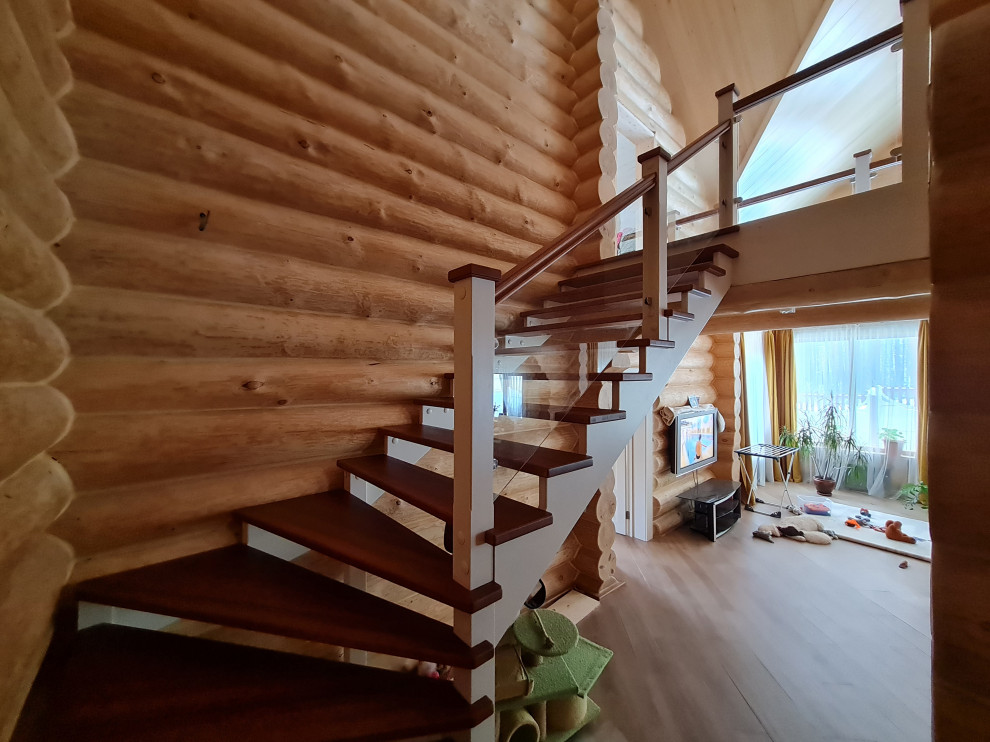 Лестница интерьерная с ограждениями из стекла