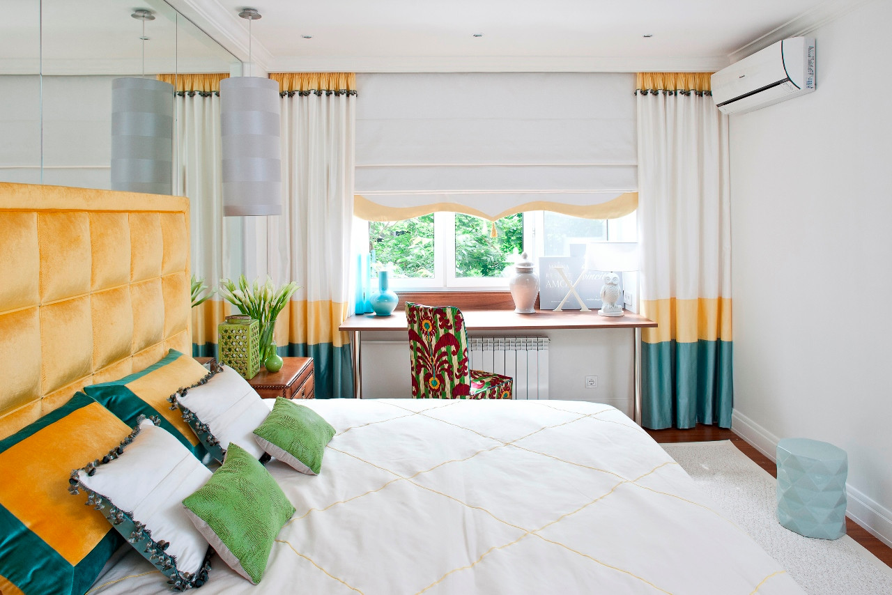 Спальня: портьеры, римская штора, покрывало, подушки, чехол на стул