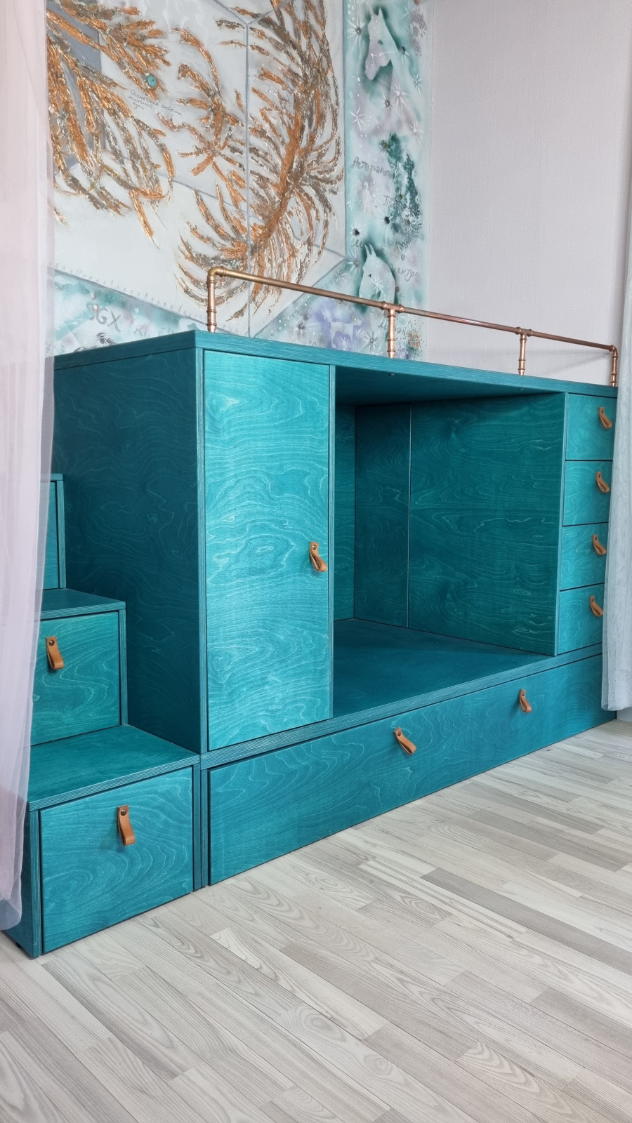 Кровать из березовой фанеры с игровой зоной и дополн тельным спальным местом.