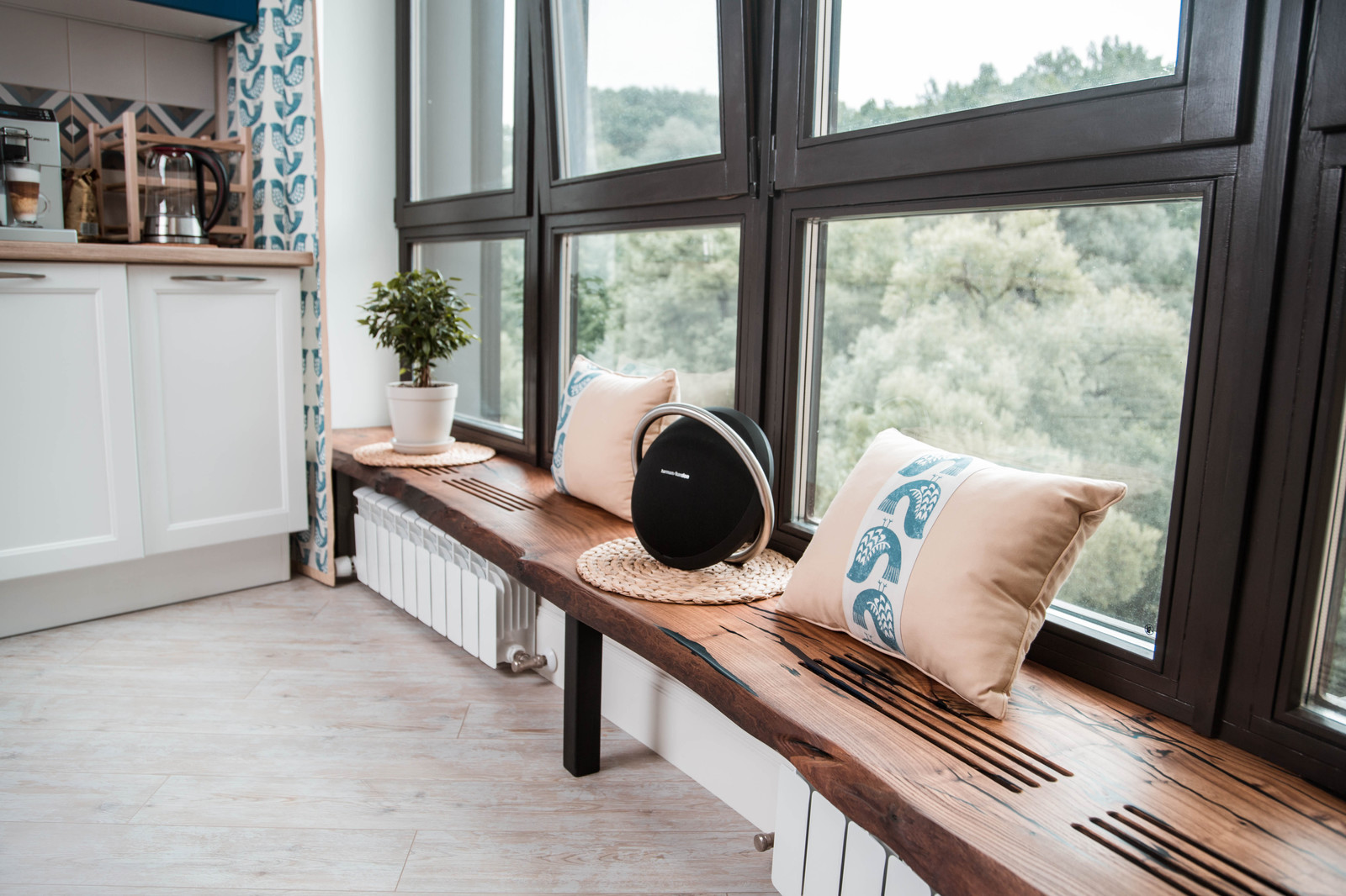 Столовая зона в квартире с панорамным видом