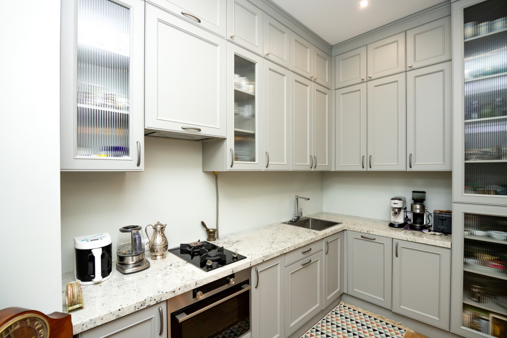 Светло-серая кухня в классическом стиле