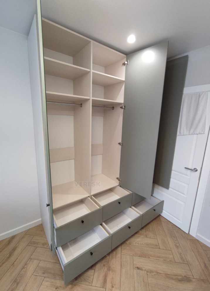 Распашные шкафы