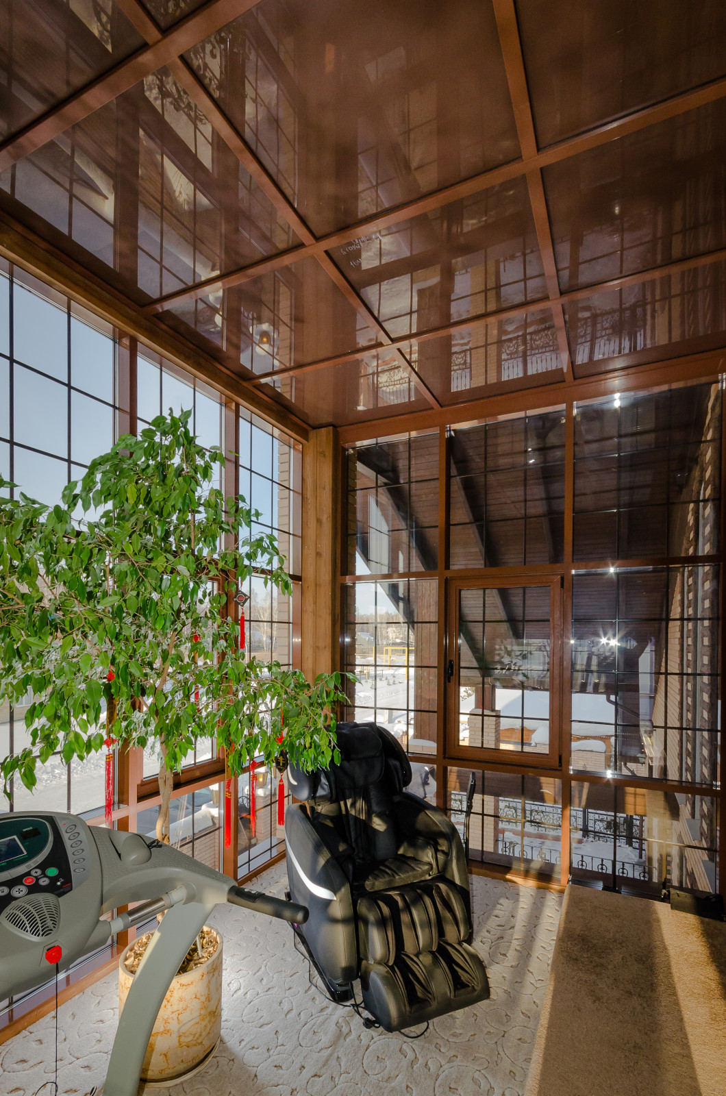 Зимний сад - балкон в загородном доме