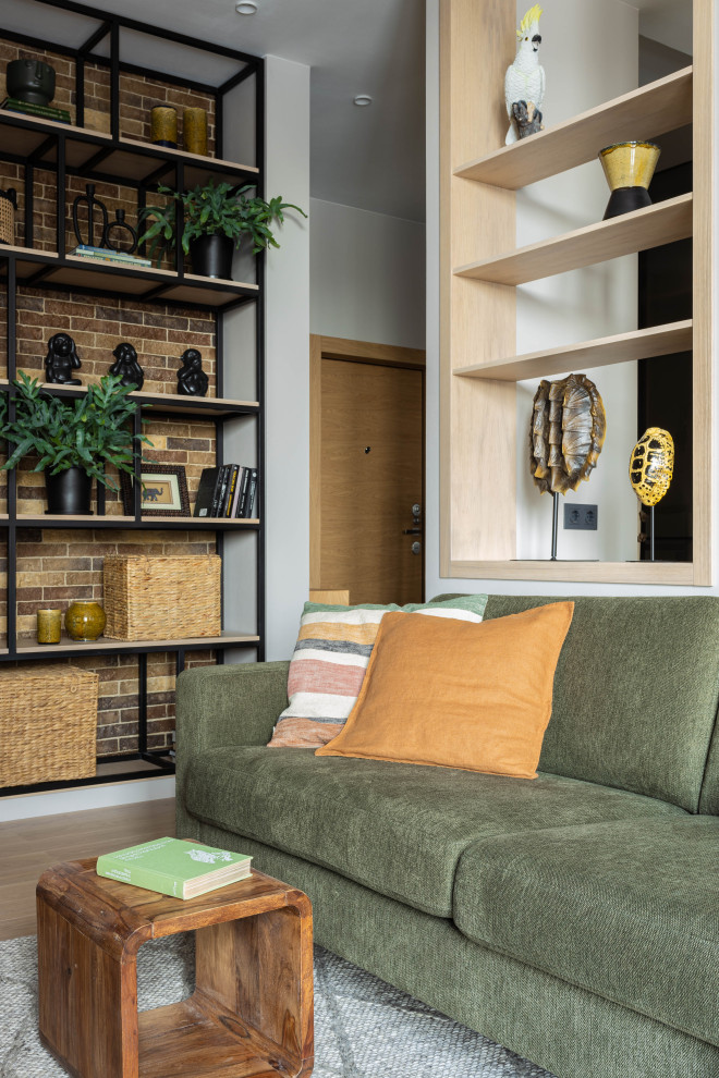 квартира с попугаями