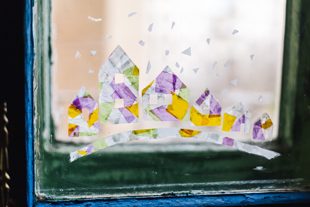 Своими руками: Новогодние силуэты из бумаги на окне