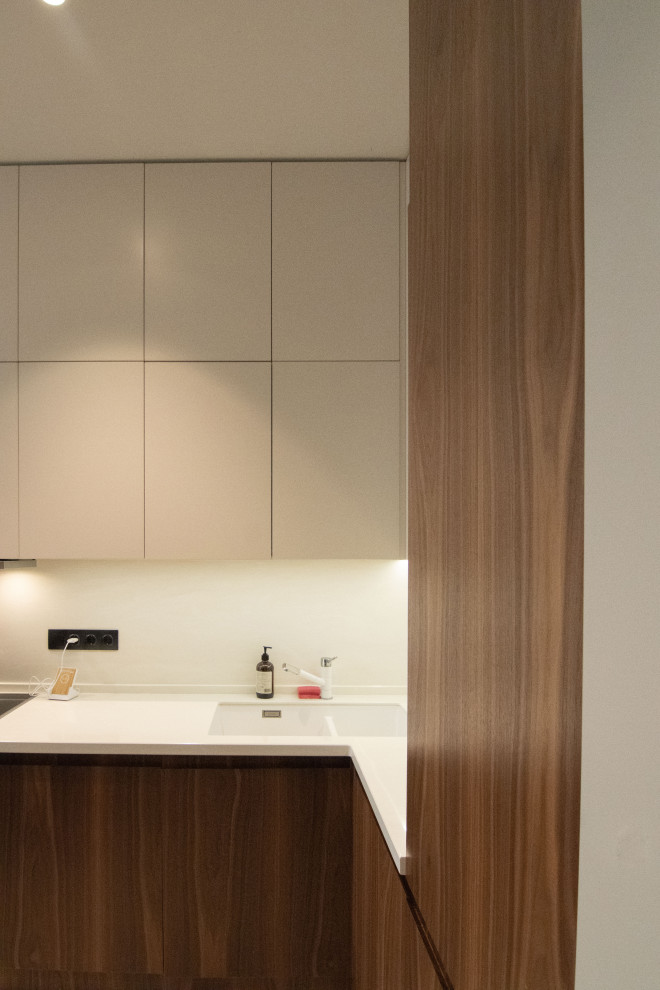 Кухня в стиле минимализм с фасадами под "темное дерево"