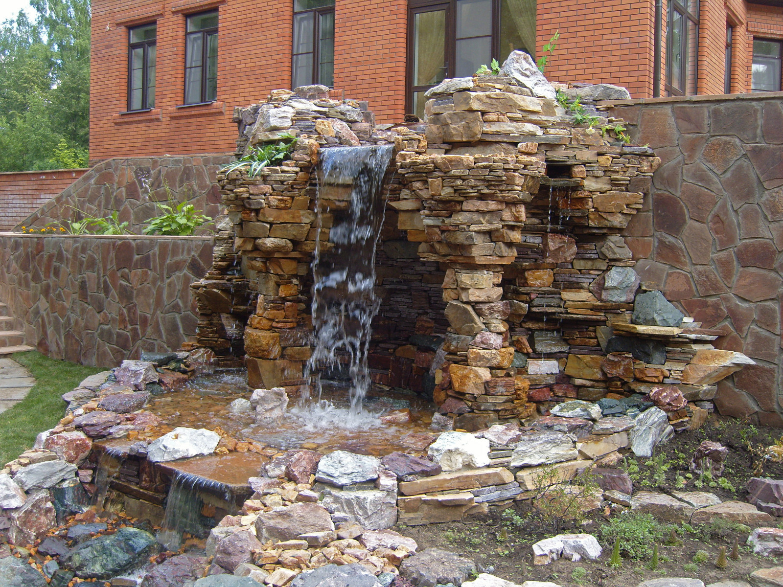 Обложка проекта: Водопад с колоннами