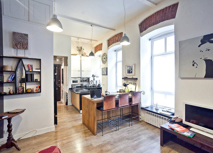 Двухъярусная квартира с кирпичной кладкой, антикварными деталями и секретным бал