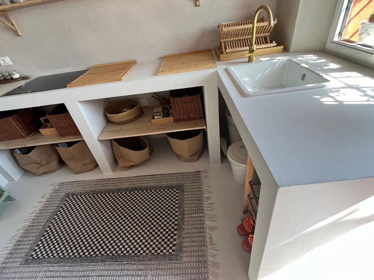 Современная кухня в эко-стиле с декоративной штукатуркой