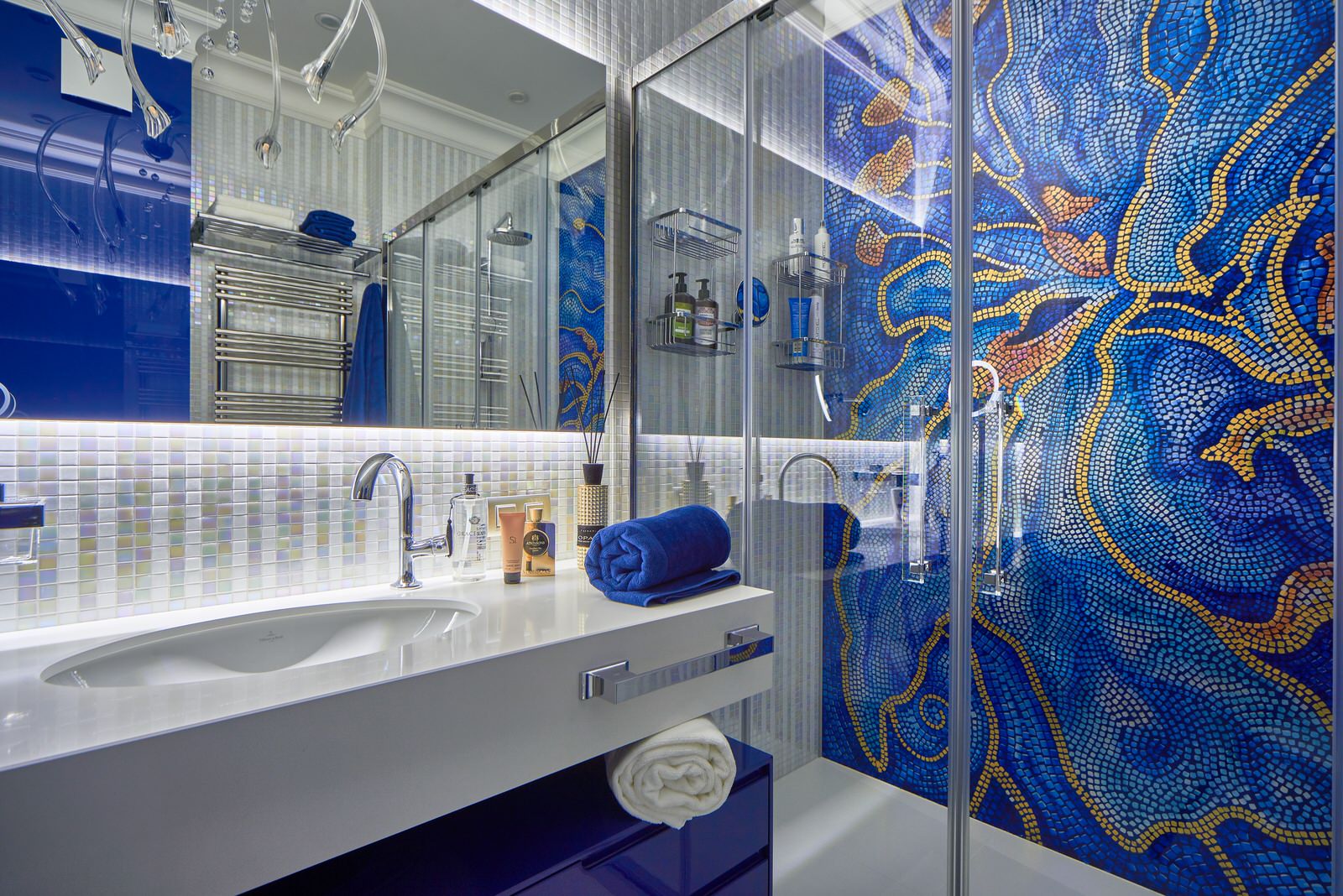 Яркий, роскошный, искрящийся.