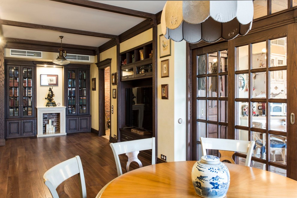 Гостиная, вид на библиотеку