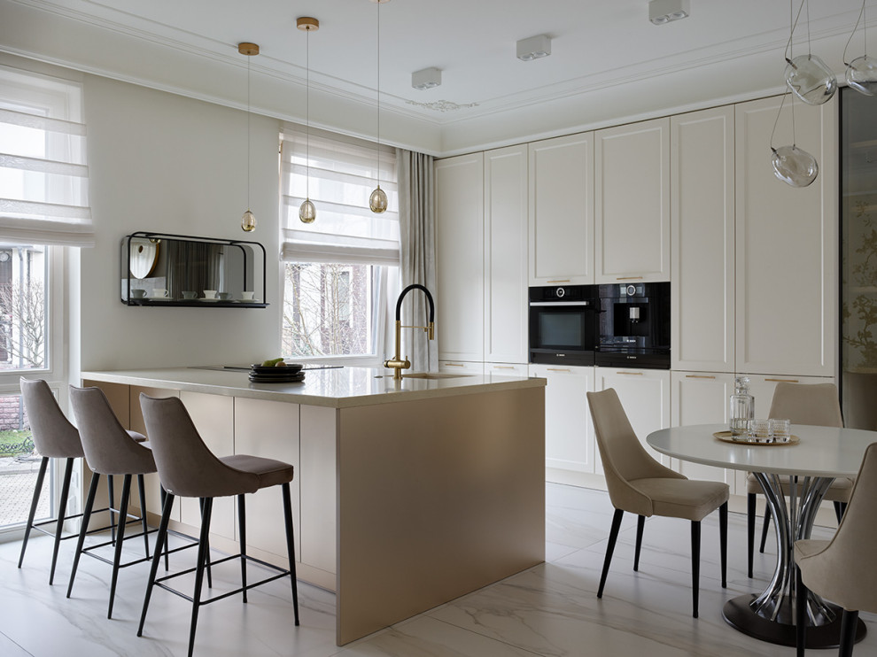 Кухонный остров примыкает к фасадной стене дома. Что позволило установить более