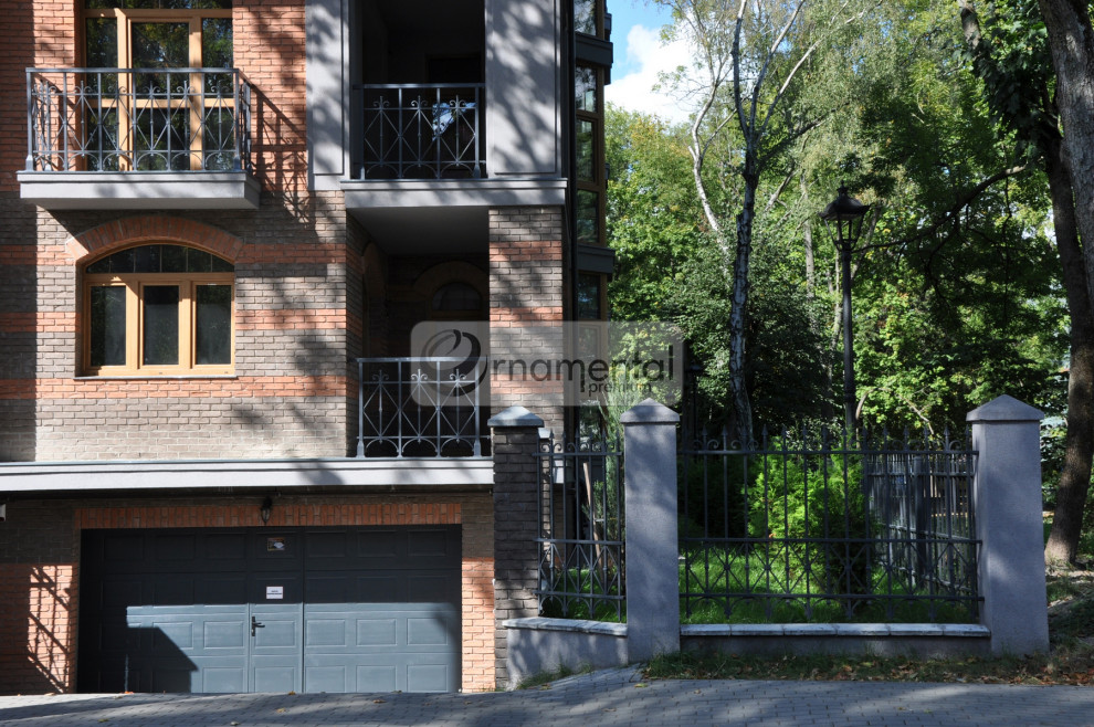 Балконы, ворота и балюстрады для многоквартирного дома