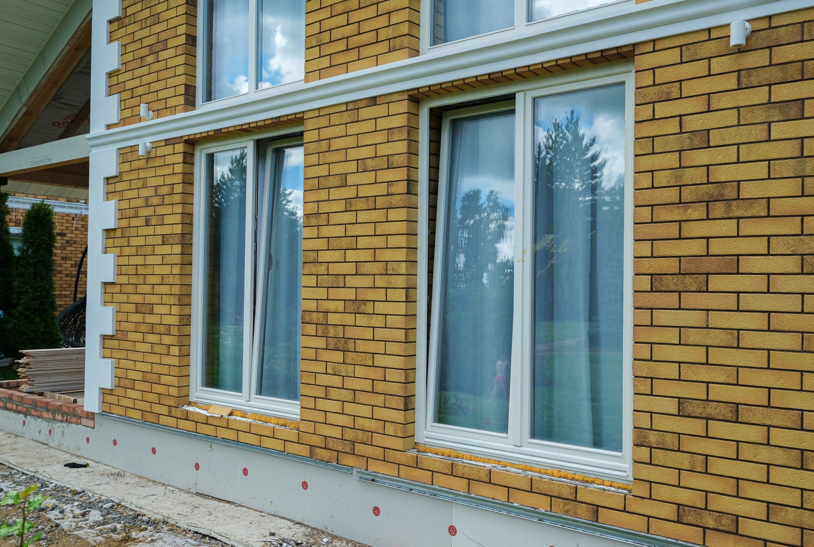 Деревянные современные окна для загородных домов