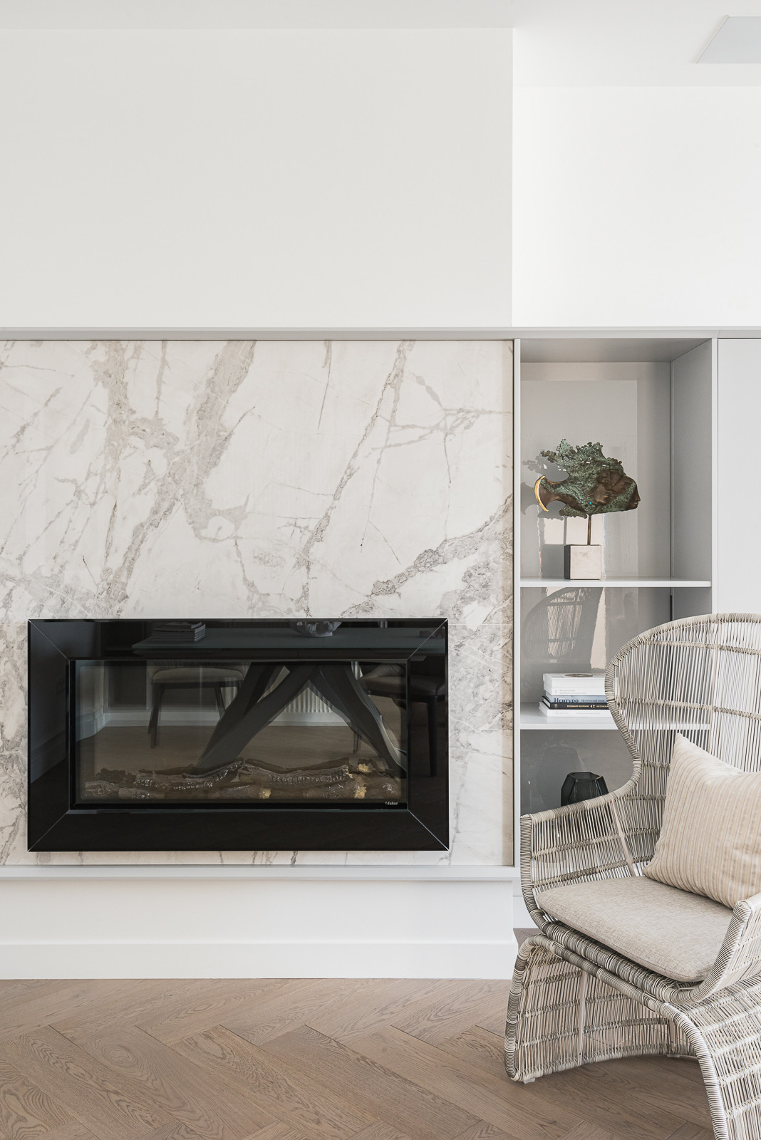 Стеллаж в гостиную