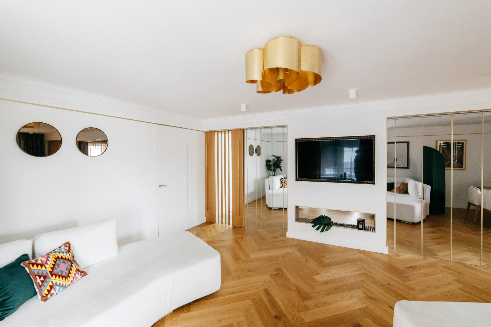 Раздвижные двери из массива дуба, латунные ручки и декоративные вставки