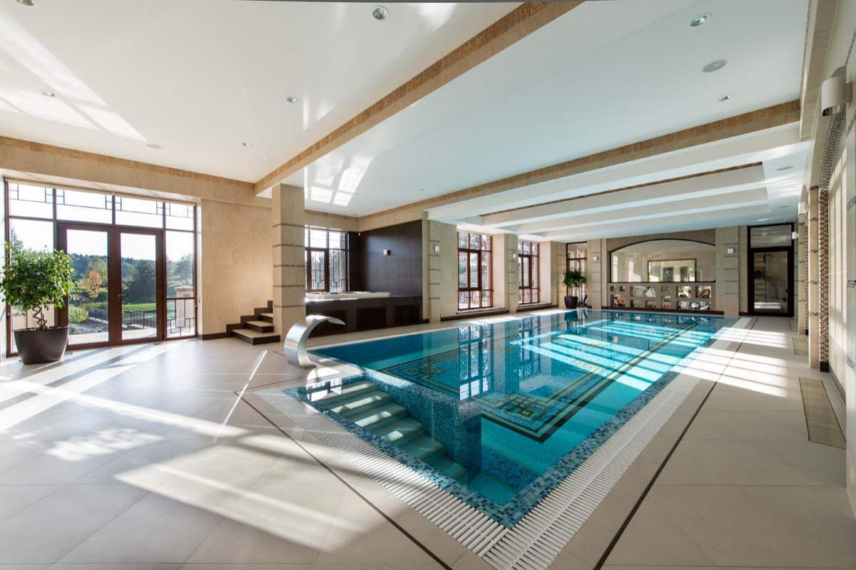 Частный бассейн в загородном доме