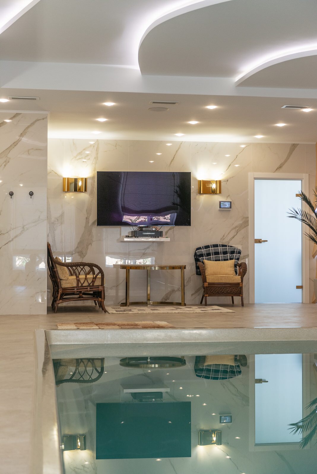 Дом с бассейном