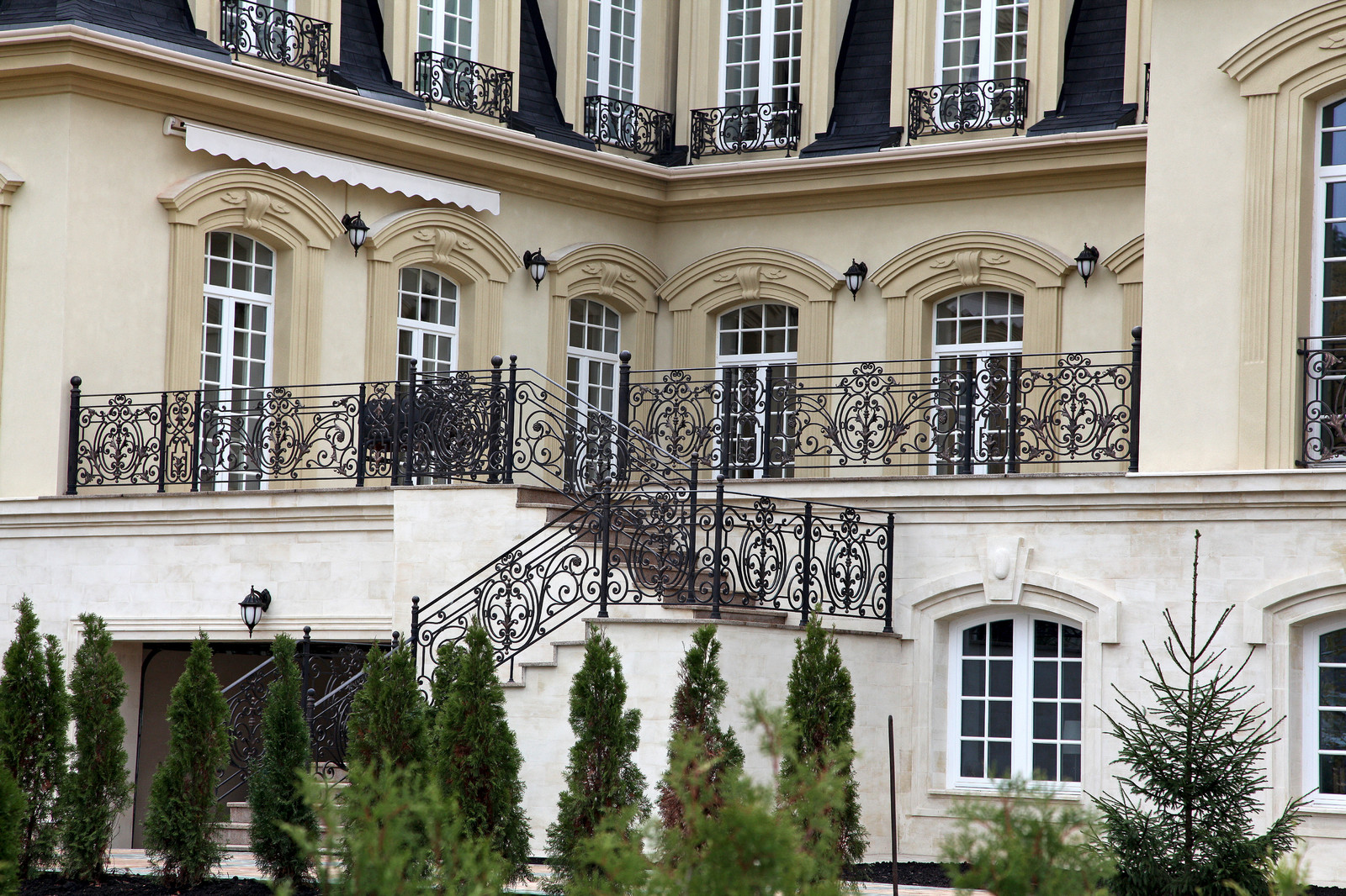 Ограждения на доме в классическом стиле.