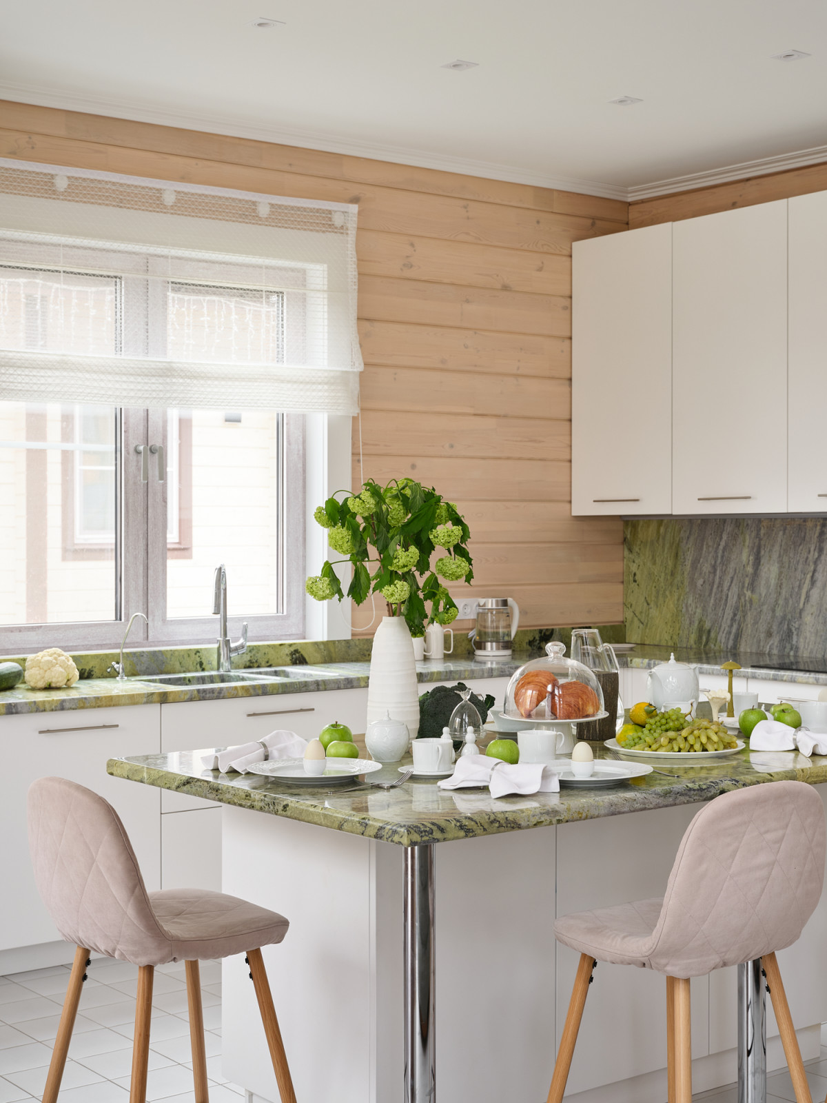 Интерьер двухэтажного дома из клееного бруса со вторым светом