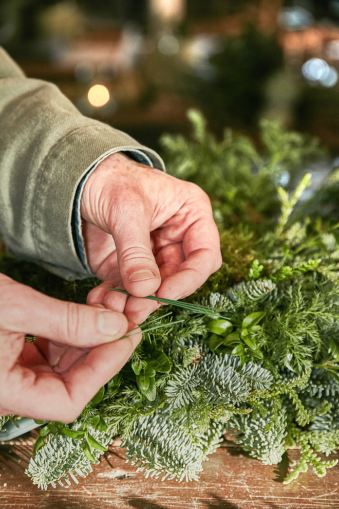Своими руками: Новогодний декор из шишек и хвои — как в Дании