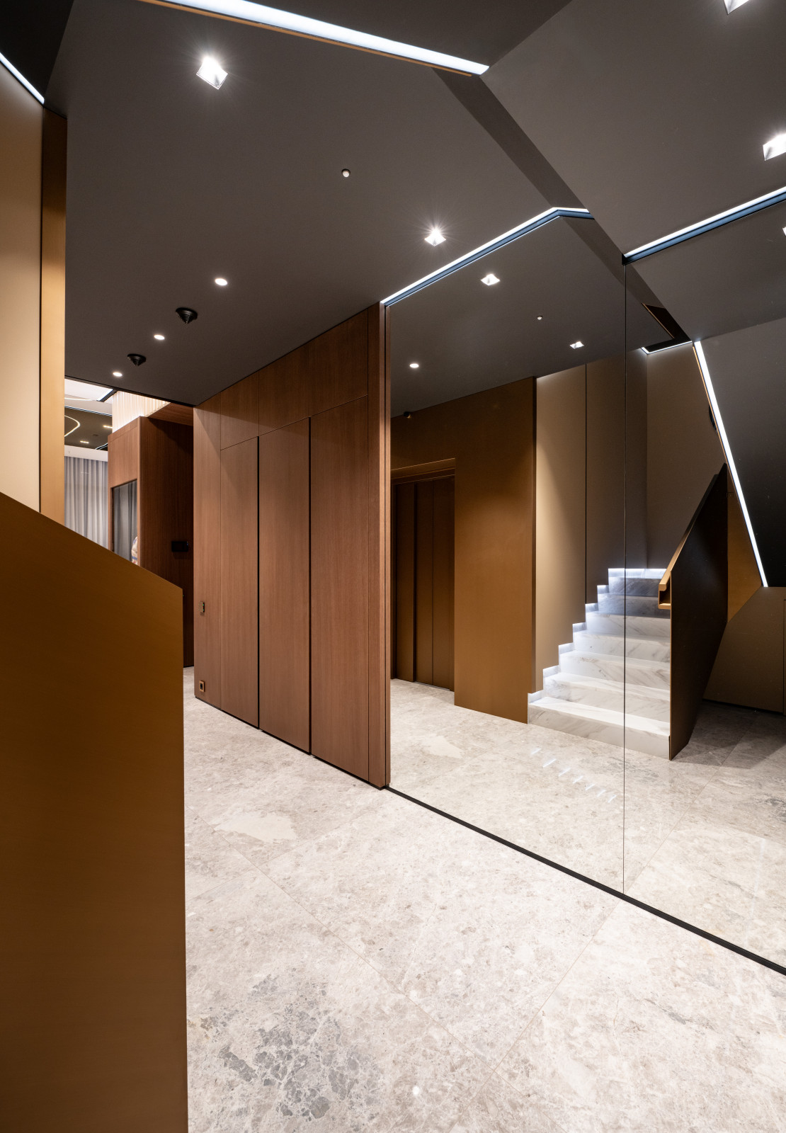 Распашной шкаф из массива дуба