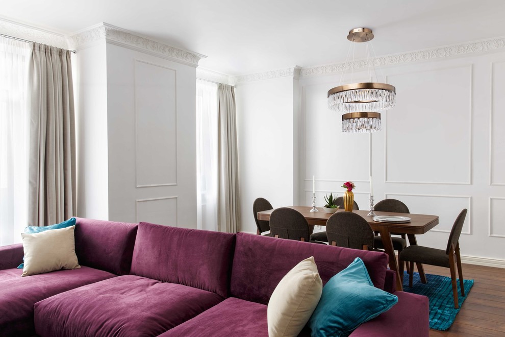 Светлая гостиная с яркими акцентами и шикарной люстрой